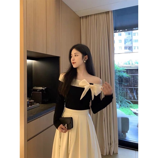 Sét Áo Đen Len Tăm Trễ Vai Nơ Phối Chân Váy Be Dài Xếp Li