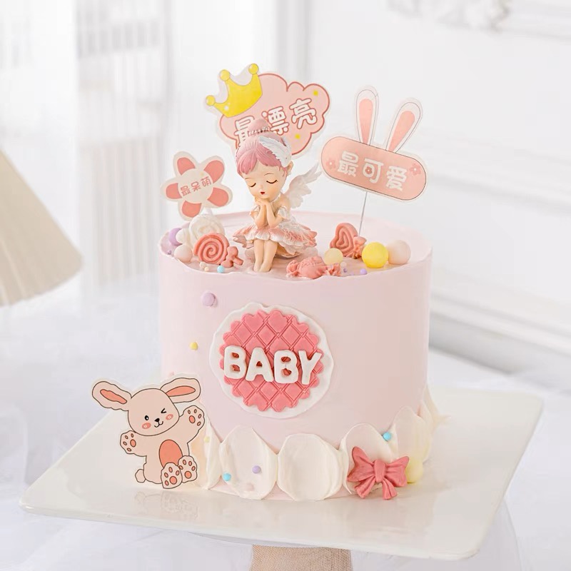 Trang trí bé gái bale cánh thiên thần + chống cằm