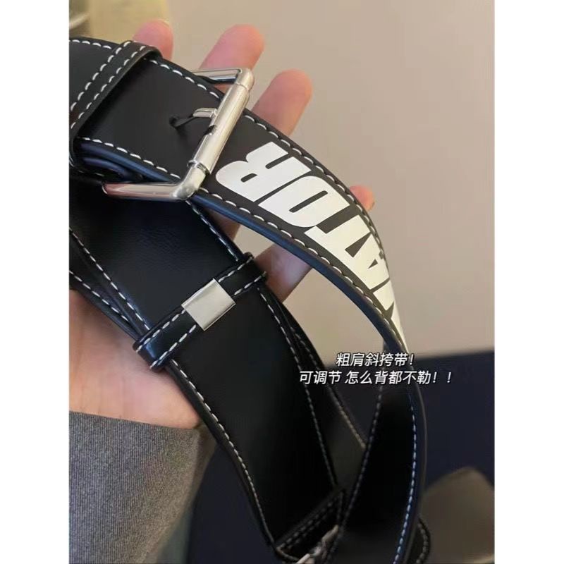 Túi Tote Thể Thao Đeo Chéo Màu Trắng Đen Dễ Phối Đồ Niche Chính Hãng