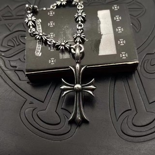 Vòng cỗ chromehearts thánh giá có đá