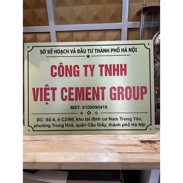 Biển Công ty bằng mica KT 25 x 35cm Vàng Bạc Sáng Bóng Mythuathanoi.info