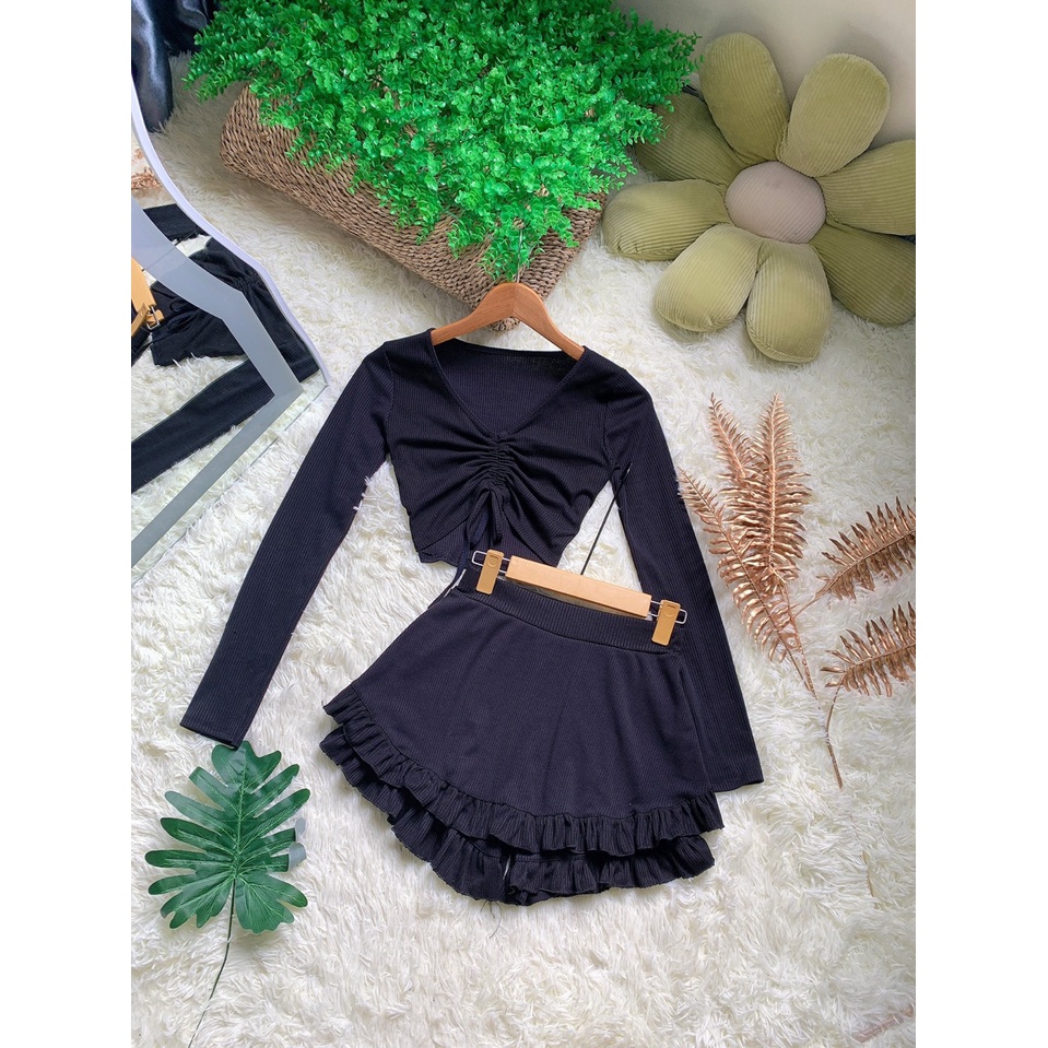 Sét gân kiểu áo tay dài croptop rút dây giữa chân váy viền bèo sang và xinh