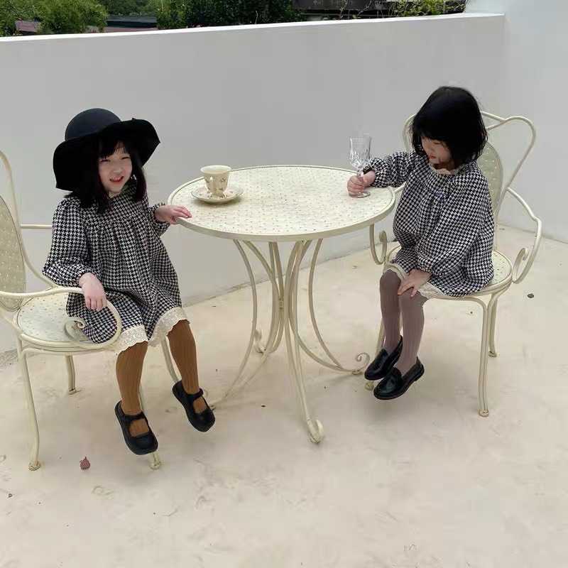 VÁY BÉ GÁI KẺ CARO ĐEN DÀI TAY REN TRẮNG