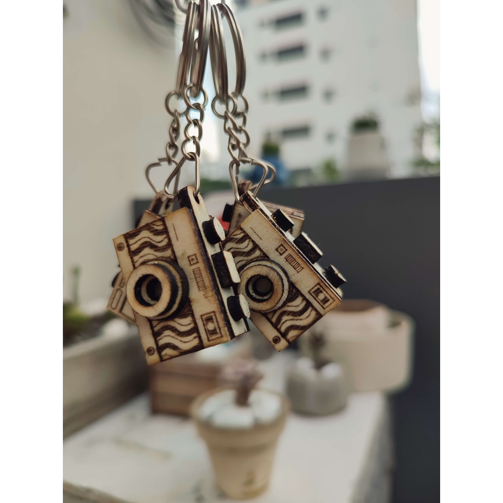 Móc khóa máy ảnh bằng gỗ Vintage