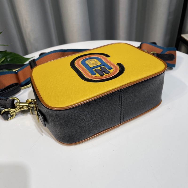 Camera Bag with COA*CH Patch 79278   Chất liệu da thật mềm mại và bền bỉ. Ngăn rộng thoải mái, miệng túi có dây kéo
