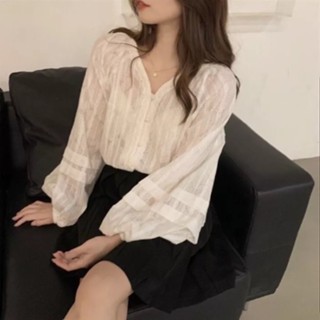 Áo sơ mi trắng cổ V cài cúc ngọc tay bồng cách điệu xếp li siêu xinh