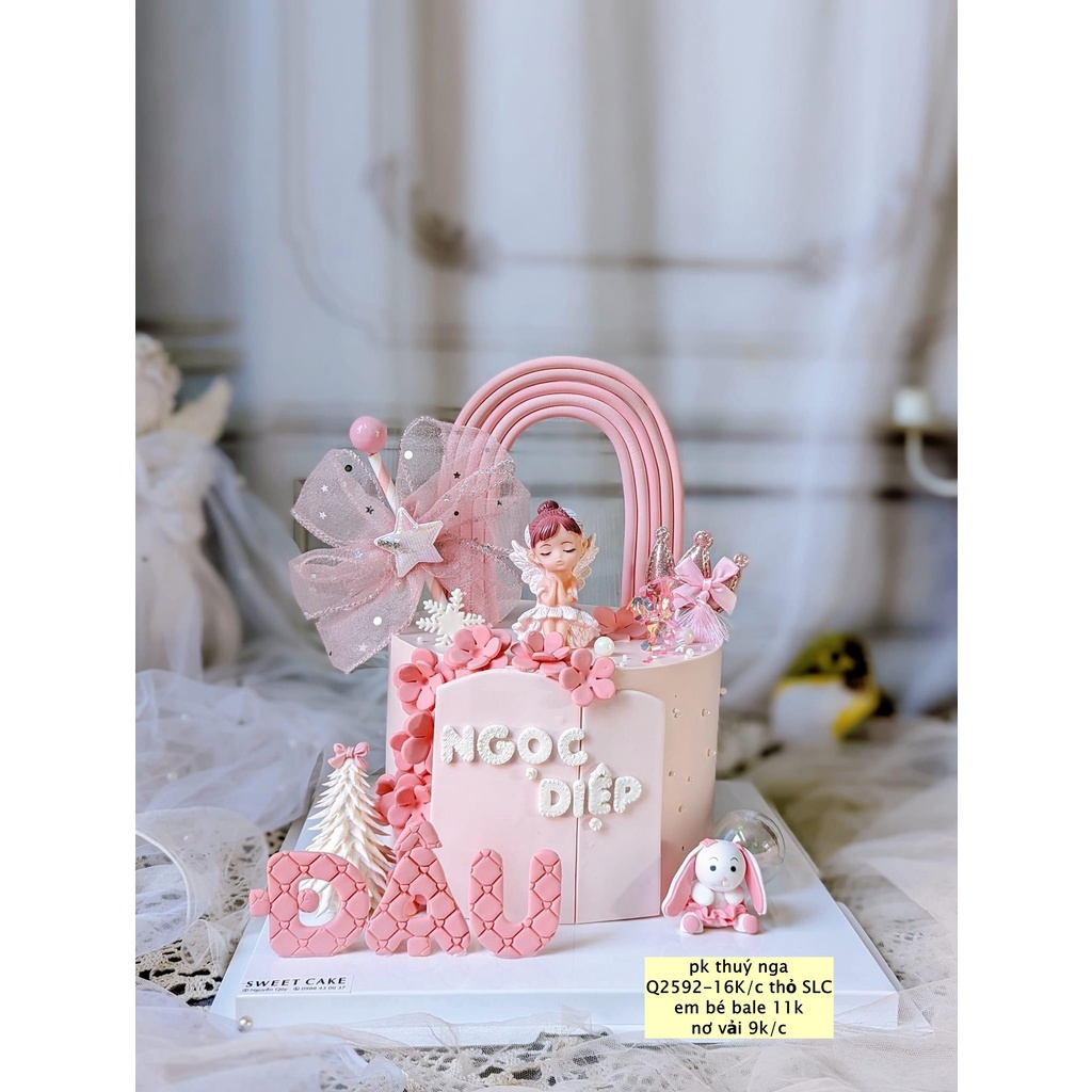 Trang trí bé gái bale cánh thiên thần + chống cằm