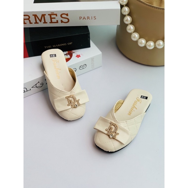 Sục bé gái gắn mác xinh