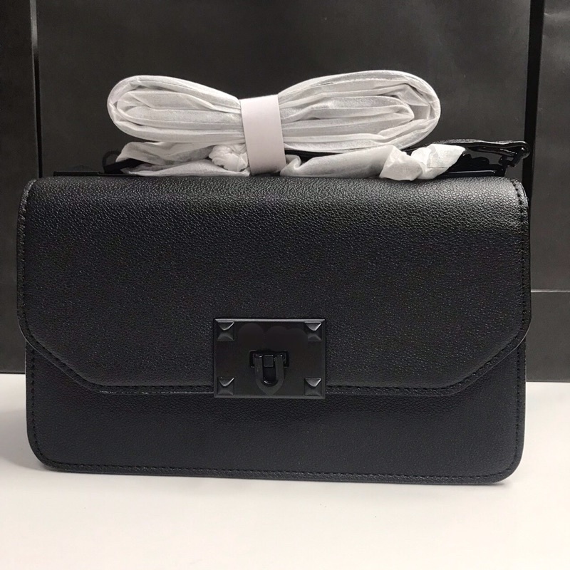 Túi đeo chéo khoá gạt kim loại full màu đen có túi giấy