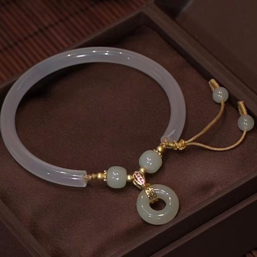 Vòng Đeo Tay Ngọc Bích Phối Tua Rua Thời Trang