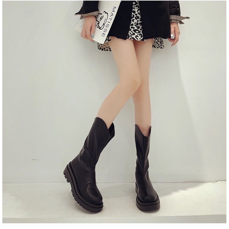 Giày boot nữ cao cổ cổ vát cá tính Bốt nữ cổ lỡ miệng vát đế đinh phong cách Hàn Quốc