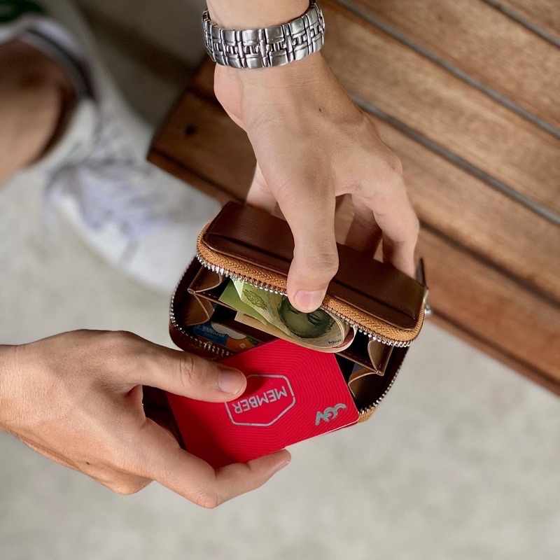 Ví da bò thật Goodie màu Nâu, khoá kéo YKK bền mượt - Thiết kế chính hãng từ Lemont.