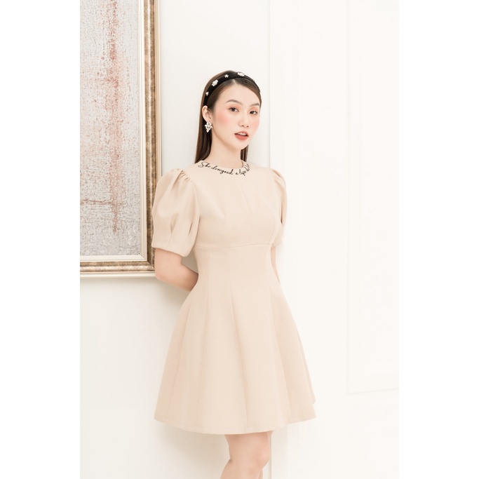 RẬP  - Đầm Nâu Tay Nhún Cổ Tròn Thêu Thân Xòe - BEIGE 01