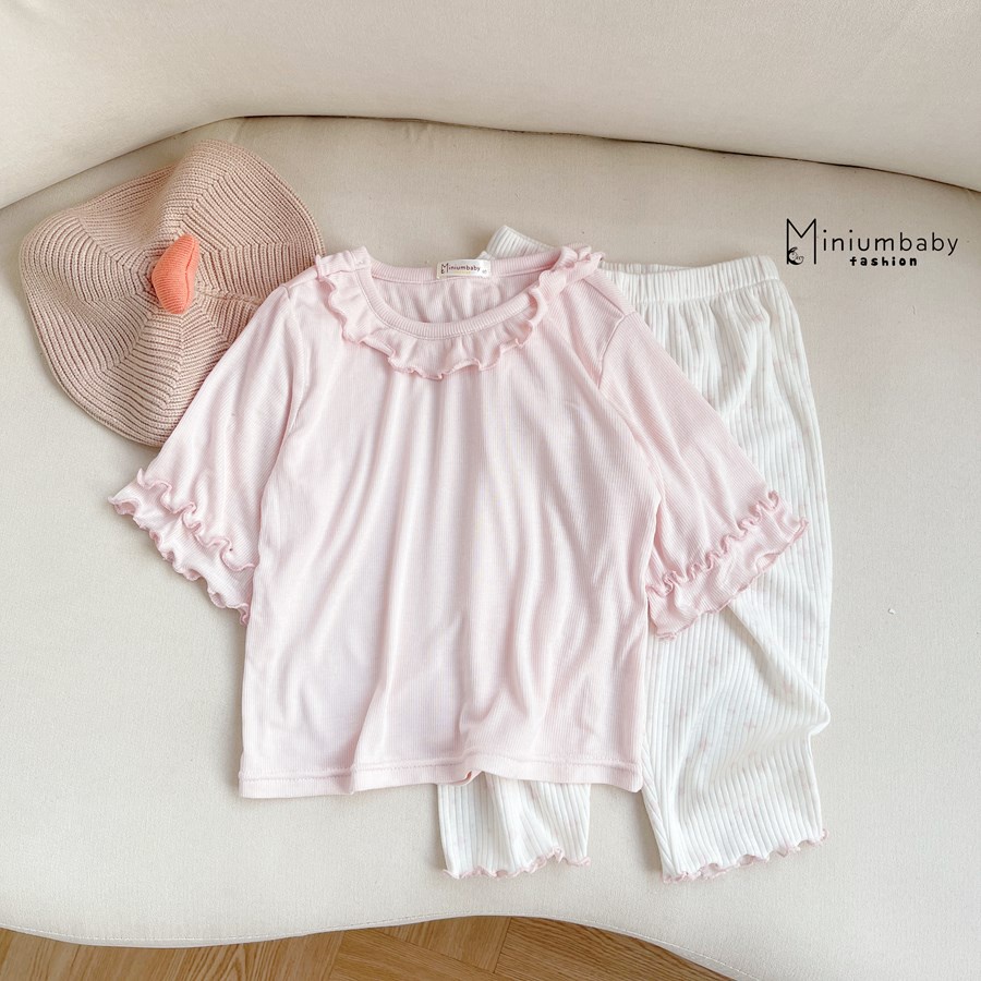 Bộ đồ cộc tay quần lửng cổ viền bèo xuân hè cho bé gái chất liệu 100% cotton, set quần áo trẻ em Minium-SB1335