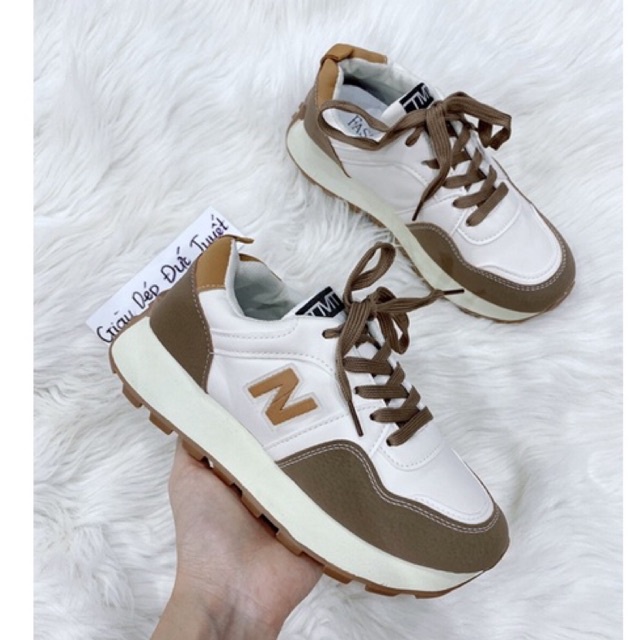 Giày thể thao nữ mũi nâu chữ N