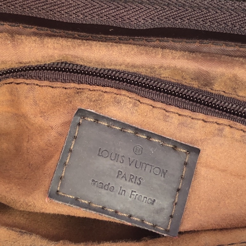 Túi chuẩn si. Túi qua sử dụng. Khách vui lòng xem hình nếu muốn biết thêm thông tin sản phẩm mời khách vô chat . Thanks.