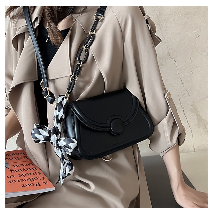 Túi xách nữ đeo vai có 2 sợi dây dùng cho đeo chéo hoặc kẹp nách kèm khăn lụa thời trang, có hai màu đen và vàng