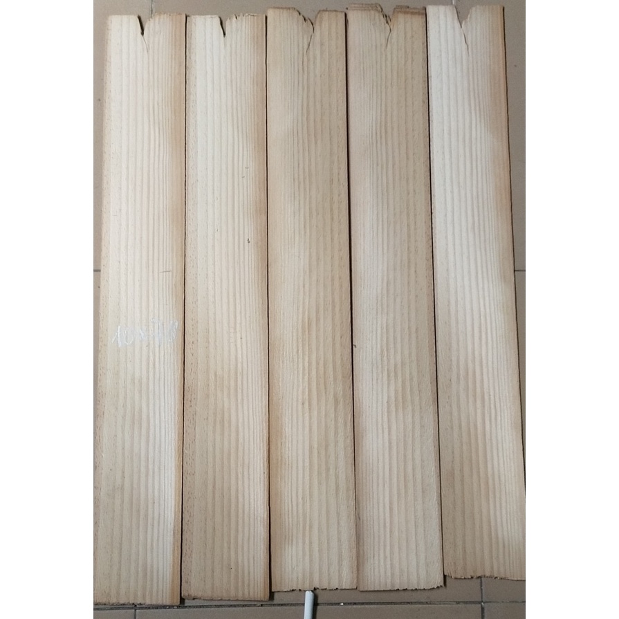 Tấm gỗ Thông dày 1mm Rộng 100 Dài 700mm dùng làm đồ trang trí thủ công. Giá 4.000đ/tấm