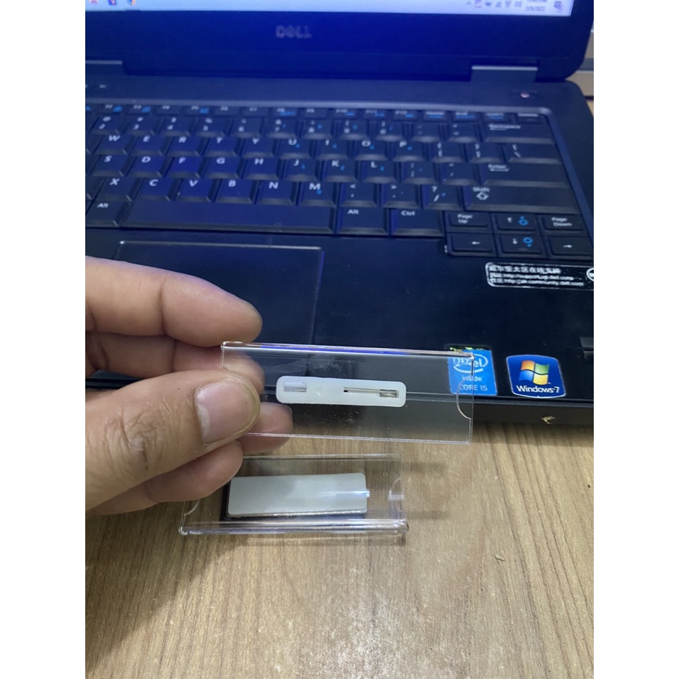 Bảng tên thay tên nhân viên, Biển tên nam châm cài áo