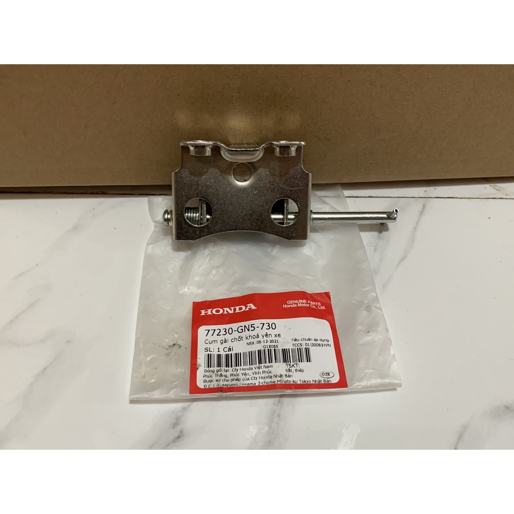 Cụm gài chốt khoá yên xe HONDA DREAM. 77230GN5730