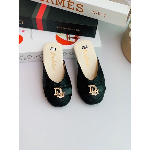 Sục bé gái gắn mác xinh