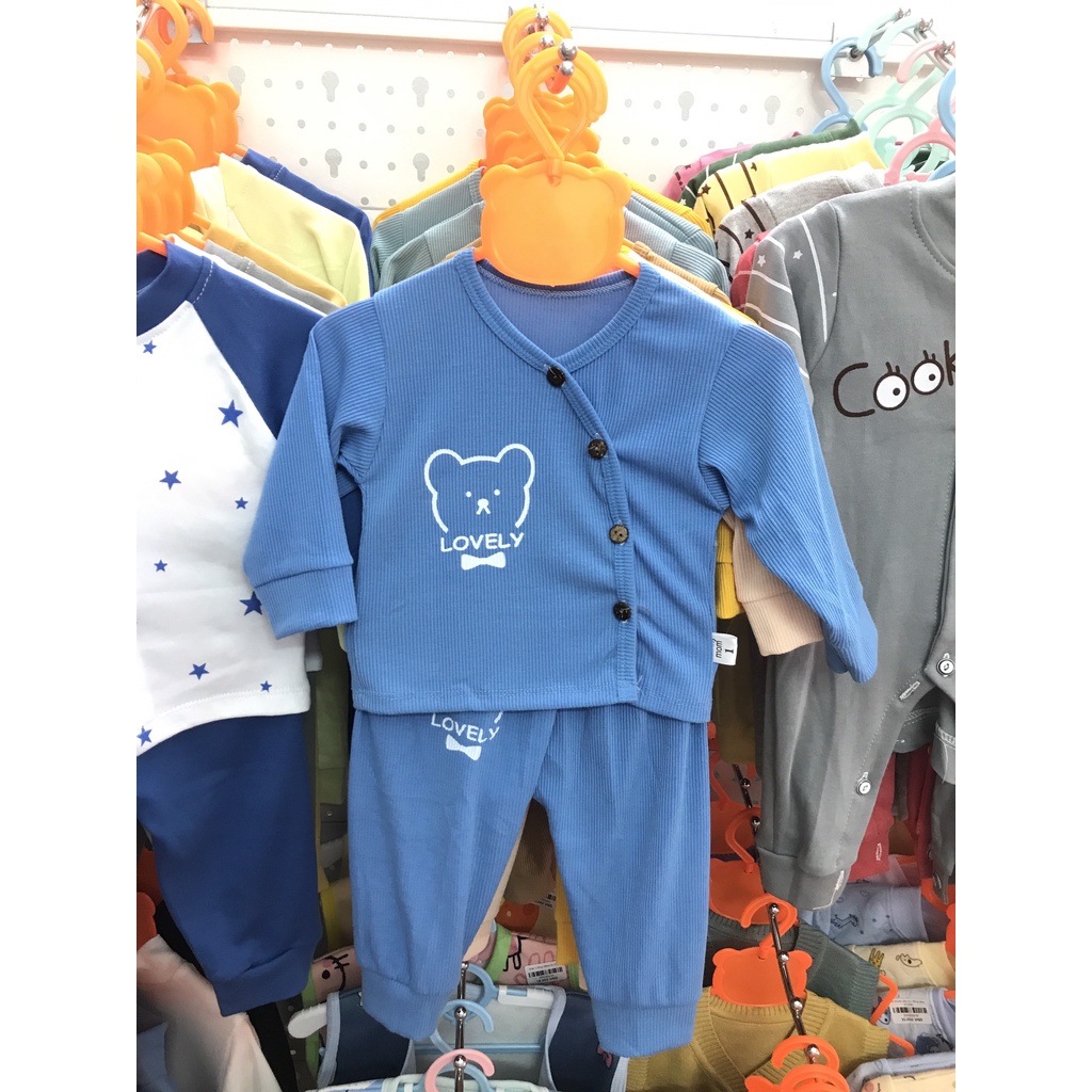 Bộ quần áo vạt chéo hình gấu chất len tăm thu đông cho bé 3-10kg