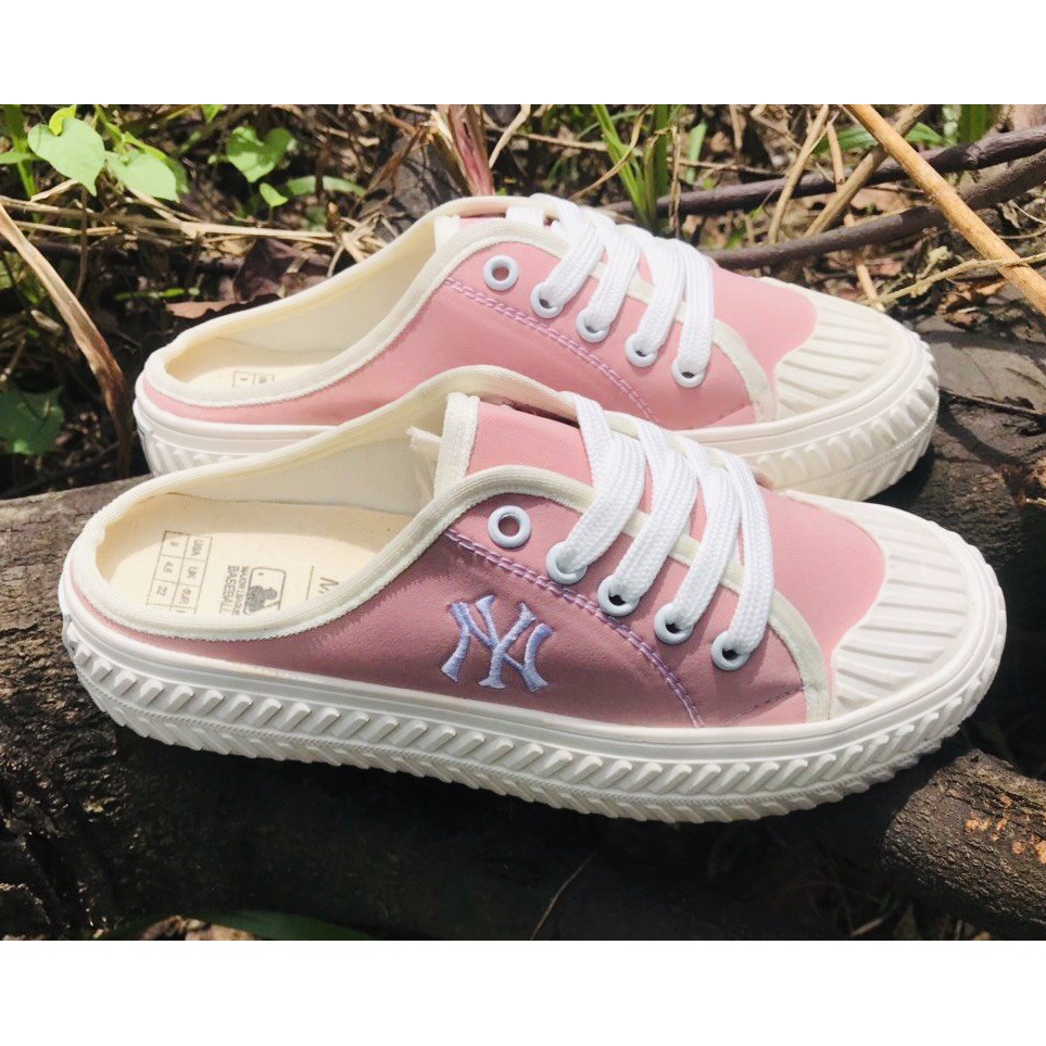 Giày sục thể thao nữ chất vải thêu chữ Ny, giày lười đạp gót dáng basic cao, dây buộc, chữ thêu màu hồng đế trắng