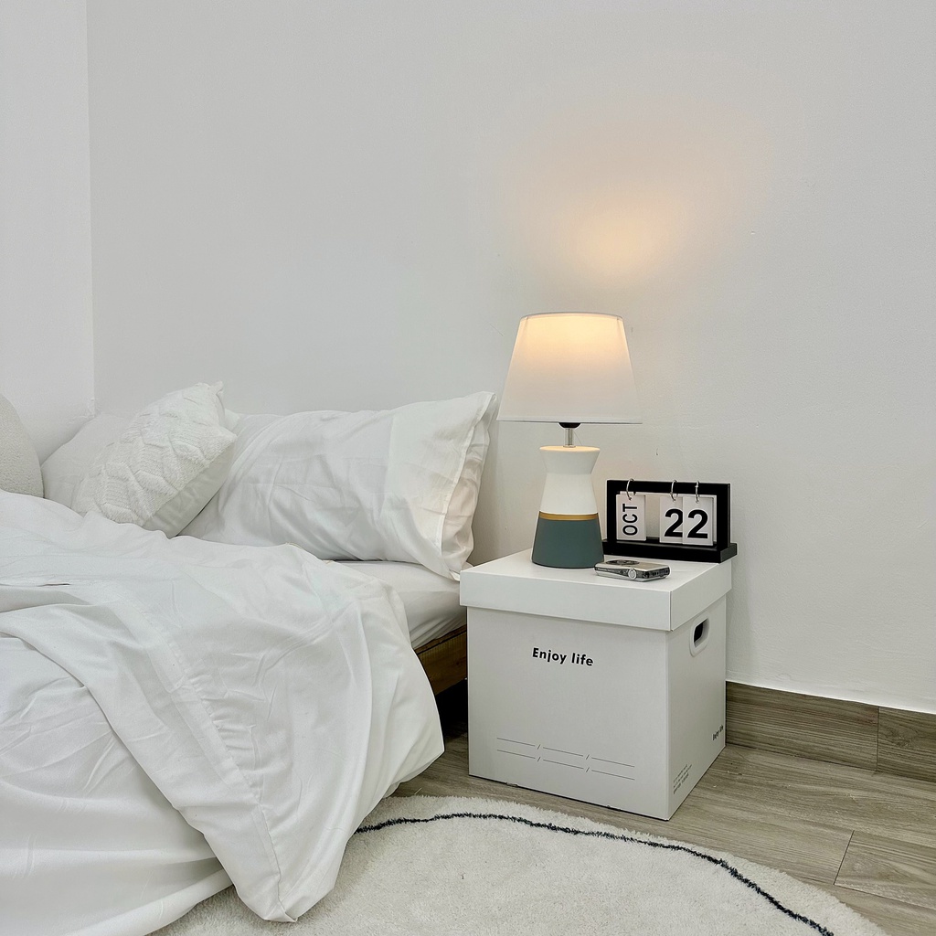 Đèn ngủ để bàn LART 9859G thân trắng xám xanh viền vàng trẻ trung phù hợp phòng ngủ dưới 20m2 với dây chỉnh sáng tiện