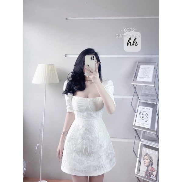 Đầm gấm vân hoa xoè cổ vuông tay bồng