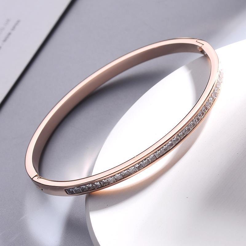 B55 Vòng tay lắc tay nữ titan không đen nửa vòng ngọc sáng đẹp Ring House