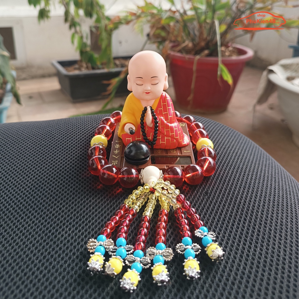 Tượng phật chú tiểu gõ mõ tụng kinh năng lượng mặt trời, trang trí taplo ô tô kèm tràng hạt