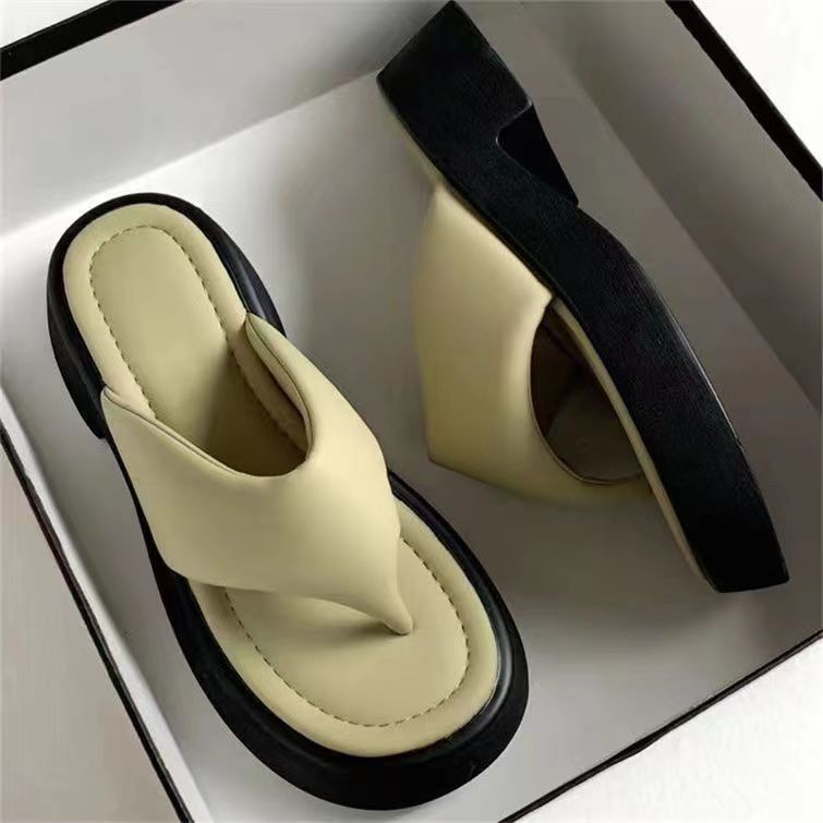 Giày Sandal Đế Dày Chống Trượt Phong Cách Thời Trang Mới Cho Nữ