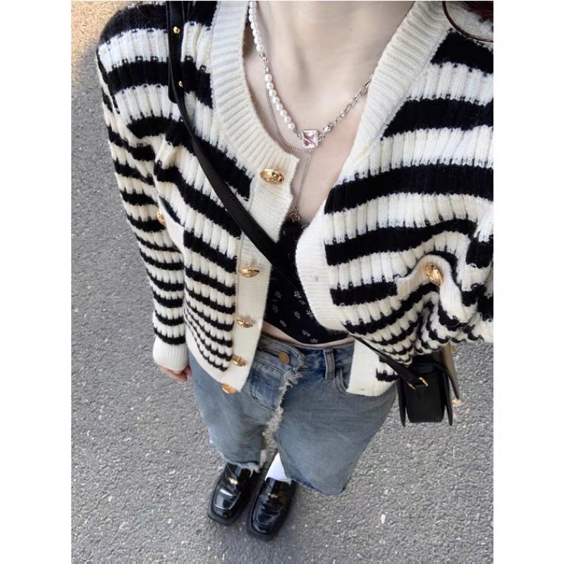 Áo khoác cardigan len sọc trắng đen