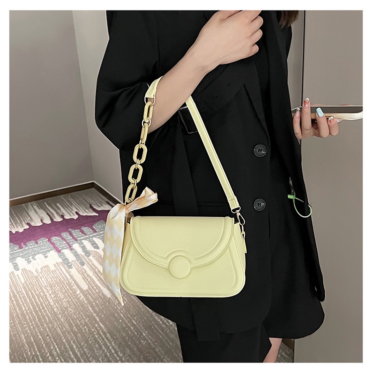 Túi xách nữ đeo vai có 2 sợi dây dùng cho đeo chéo hoặc kẹp nách kèm khăn lụa thời trang, có hai màu đen và vàng