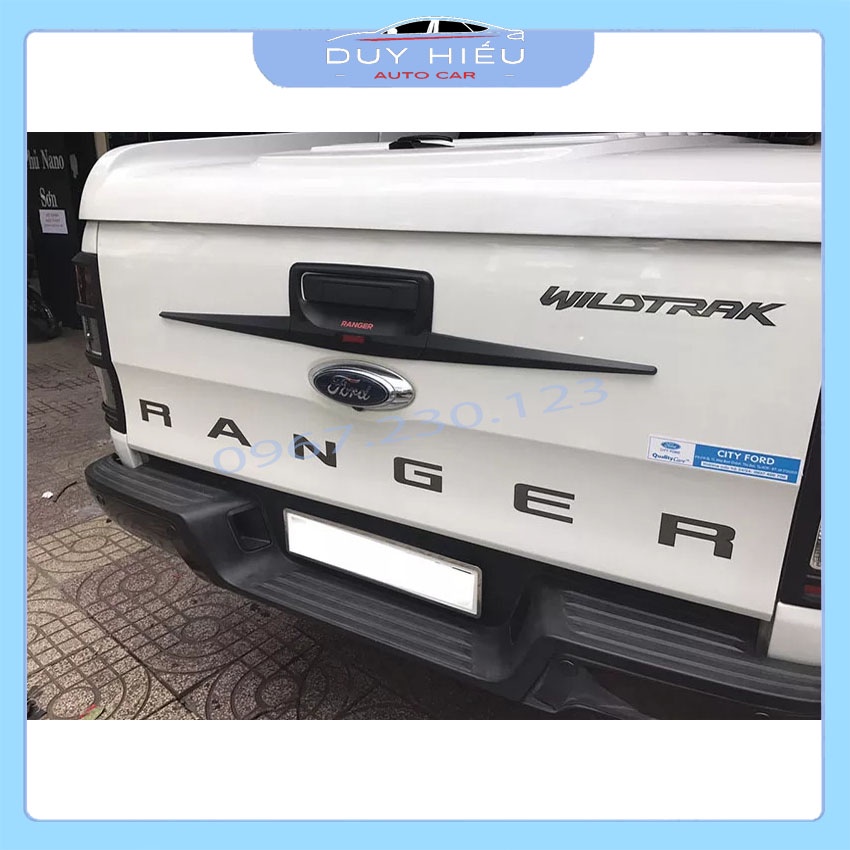 Ốp Tay Mở cốp xe Ford Ranger 2017-2021 mẫu cánh chim 2 màu đen
