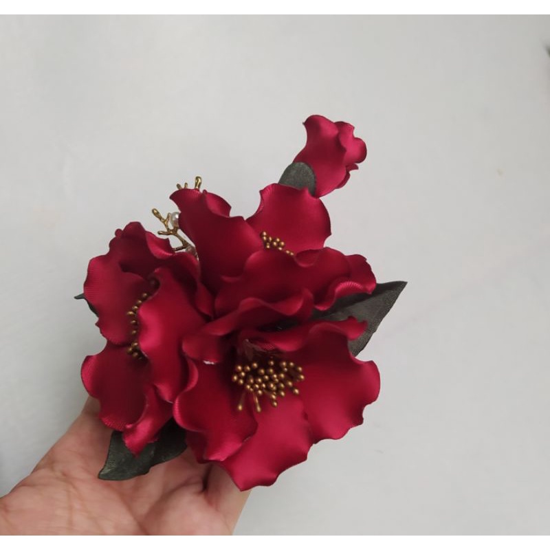 Hoa chùm cài áo sang trọng màu đỏ đô