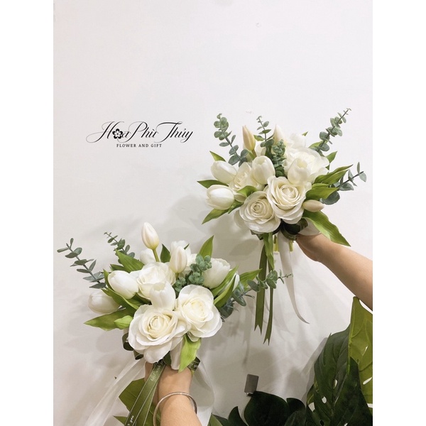 Hoa cưới cầm tay cô dâu tulip bằng lụa cao cấp