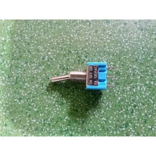 1 chiếc công tắc 3 chân