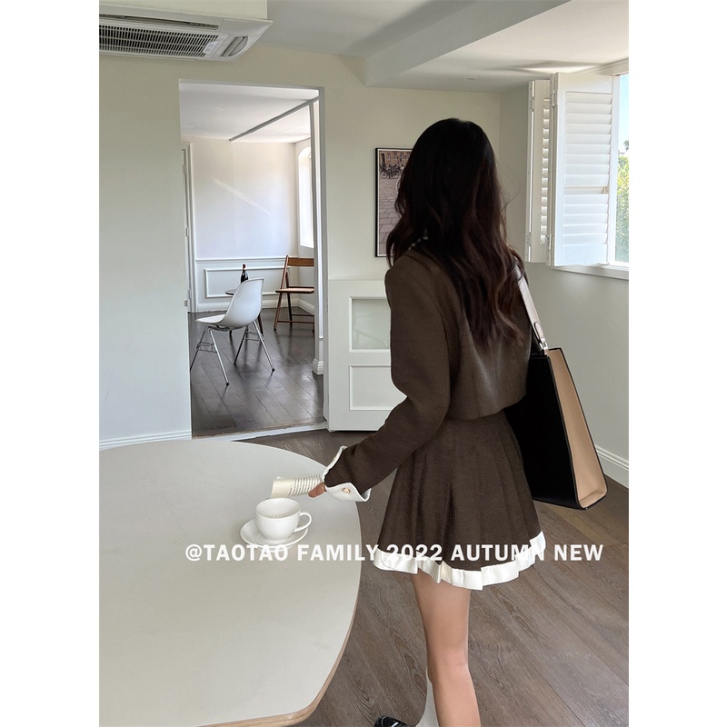 Set đồ gồm áo khoác + chân váy ngắn lưng cao xếp ly màu sắc tương phản phong cách Pháp thời trang thu đông 2022 cho nữ