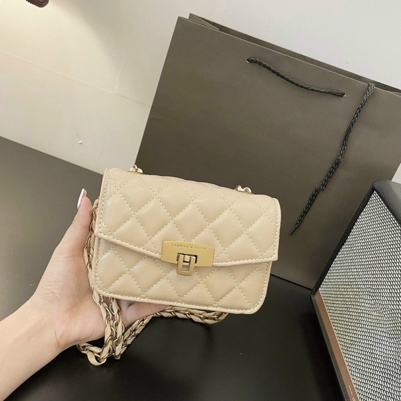 Túi đeo chéo CNK chần trám mini T55110