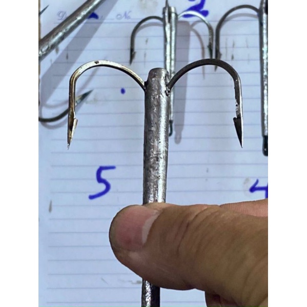 Lưỡi 3 tiêu sắc bén chất liệu kim loại chắc khỏe, đóng cá tốt, có từ số 1 đến số 5