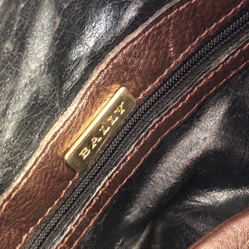 Túi chuẩn si. Túi qua sử dụng. Khách vui lòng xem hình nếu muốn biết thêm thông tin sản phẩm mời khách vô chat. Thanks .