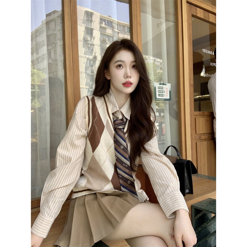 Set Áo Sơ Mi Kẻ Sọc + Chân Váy Xếp Ly + Áo Khoác Len Không Tay Màu Sắc Retro Dành Cho Nữ