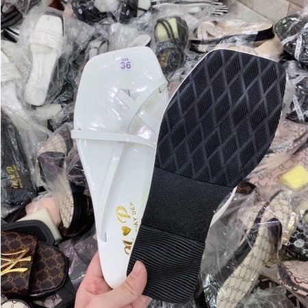 Dép lê nữ xỏ ngón quai dây chéo da bóng mũi vuông đế chống trơn trượt