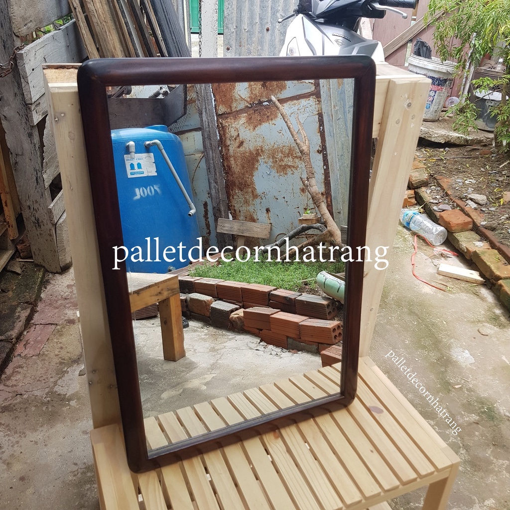 Gương soi mặt, gương trang điểm gắn tường kiểu dáng bo cạnh cổ điển màu rustic viền gỗ thông nhập khẩu