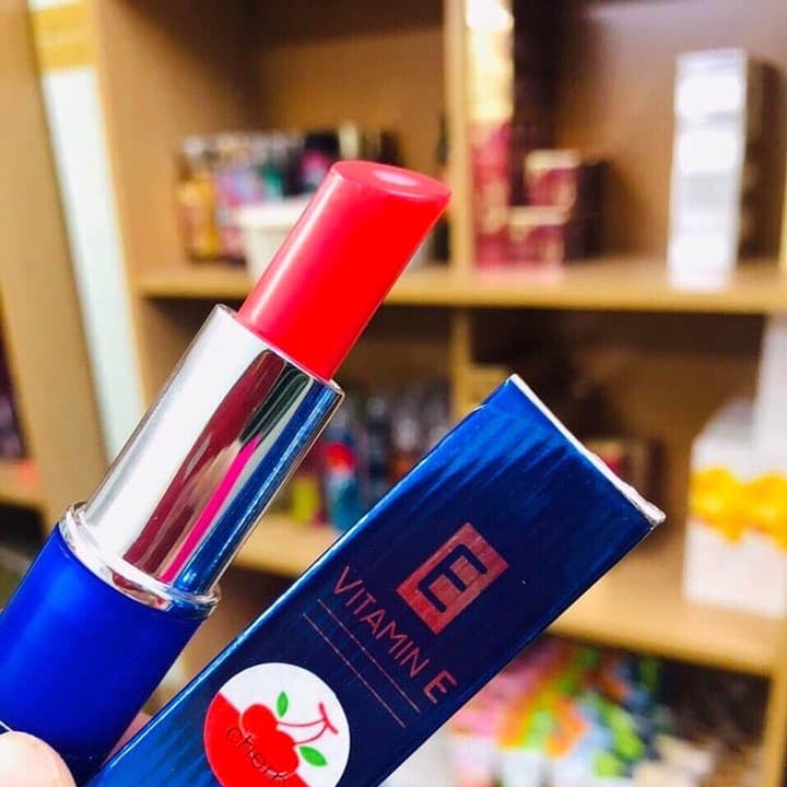 Son Dưỡng Môi Aron Vitamin E Cherry Có Màu Hồng Cánh Sen rất nhẹ