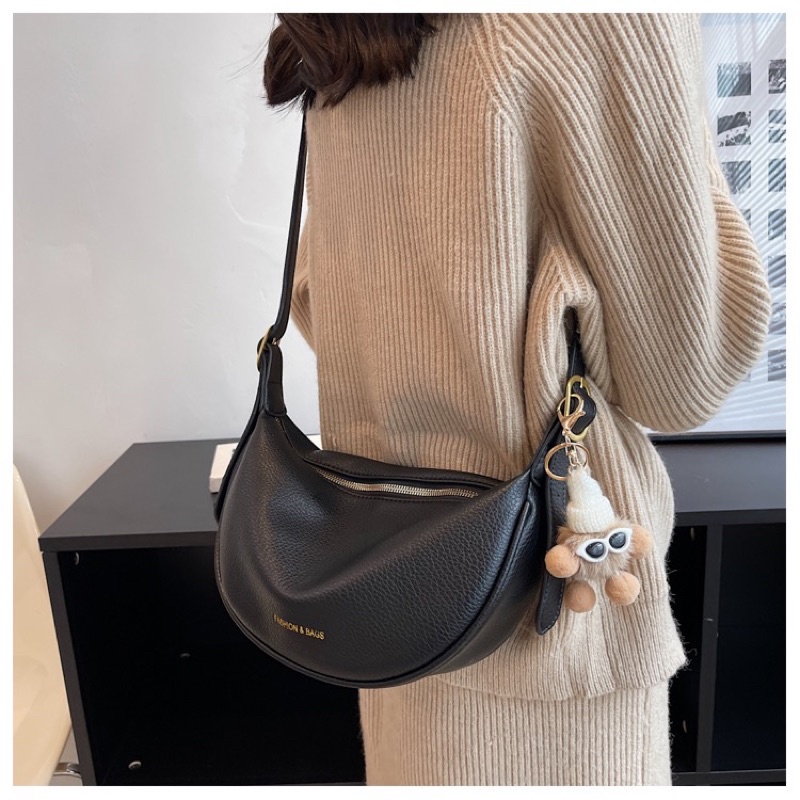 Túi xách nữ đeo chéo da mềm bánh bao kèm gấu lông dễ thương Zuliashop8386