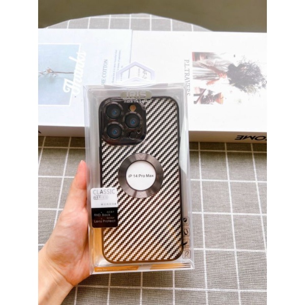 ỐP LƯNG VÂN CACBON HỖ TRỢ SẠC CHO IPHONE 14 PRO MAX , 14 PRO , 14 , 13 PRO MAX ,12 PRO MAX