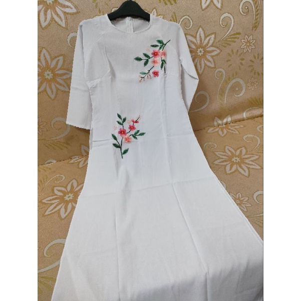 Áo dài trắng lụa thêu .
