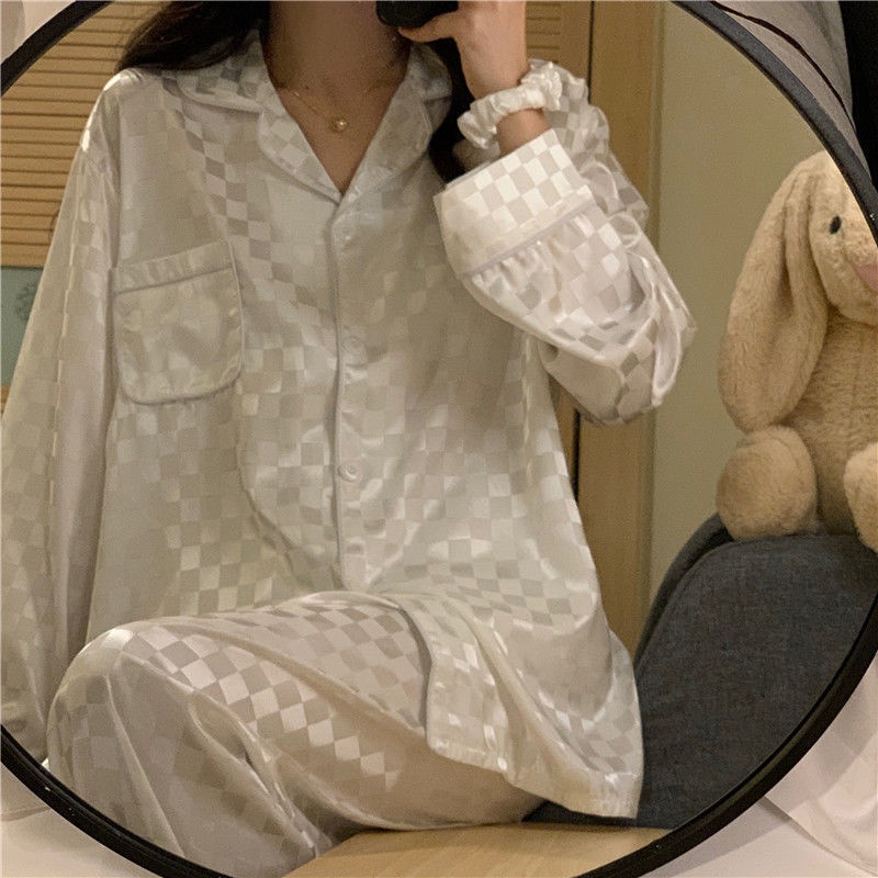 Bộ Đồ Ngủ Tay Dài Chất Lụa Mỏng Nhẹ Thời Trang Quyến Rũ Cho Nữ